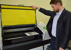 Немного истории, интересные факты об Эзадиджитал: Первый в России Roland VersaUV LEF 300 для создания высококачественных персонализированных гаджетов установлен КВО трейд в  ReStore